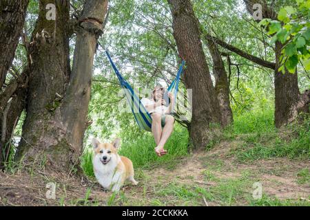 Uomo che si rilassa sull'amaca nella foresta Foto Stock