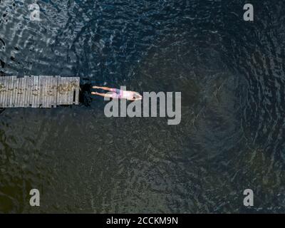 Vista aerea dell'uomo che salta nel lago Foto Stock