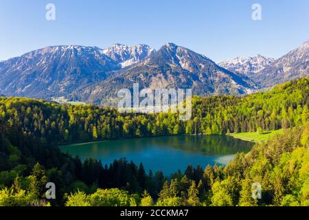 Germania, Baviera, Fussen, Drone vista del lago Alatsee in montagna Tannheim Foto Stock