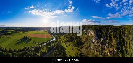 Germania, Baviera, Kipfenberg, Drone panorama del Parco Naturale della Valle di Altmuhl in primavera Foto Stock