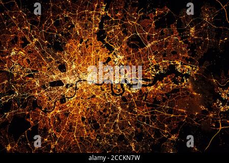 MAPPA delle luci della città DI LONDRA di notte. Vista satellitare. Vista aerea di Londra. Comunicazioni globali e networking. Cyberspazio nella grande città. Vista satellitare Foto Stock