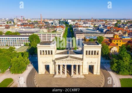 Germania, Baviera, Monaco, Drone vista della porta della città di Propylaea Foto Stock