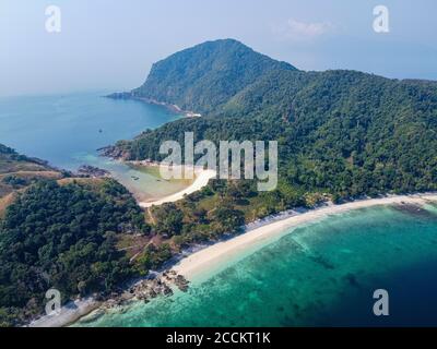 Myanmar, Mergui o Myeik Arcipelago, Smart Island, costa e mare turchese, vista aerea Foto Stock