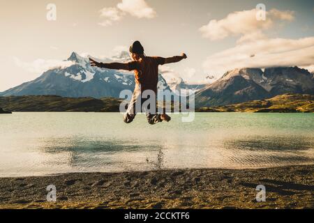 L'uomo salta e si diverte al lago Pehoe nel Parco Nazionale Torres del Paine Patagonia, Sud America Foto Stock