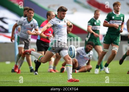 Twickenham, Regno Unito. 22 agosto 2020. James Grayson of Northampton Saints calcia la palla durante la partita di rugby della Gallagher Premiership tra London Irish e Northampton Saints a Twickenham Stoop, Twickenham, Inghilterra, il 22 agosto 2020. Foto di Ken Sparks. Solo per uso editoriale, è richiesta una licenza per uso commerciale. Nessun utilizzo nelle scommesse, nei giochi o nelle pubblicazioni di un singolo club/campionato/giocatore. Credit: UK Sports Pics Ltd/Alamy Live News Foto Stock