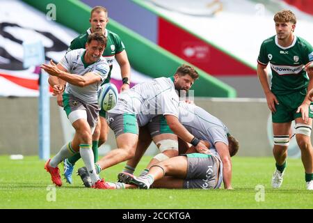 Twickenham, Regno Unito. 22 agosto 2020. Alex Mitchell of Northampton Saints passa la palla durante la partita di rugby della Gallagher Premiership tra London Irish e Northampton Saints a Twickenham Stoop, Twickenham, Inghilterra, il 22 agosto 2020. Foto di Ken Sparks. Solo per uso editoriale, è richiesta una licenza per uso commerciale. Nessun utilizzo nelle scommesse, nei giochi o nelle pubblicazioni di un singolo club/campionato/giocatore. Credit: UK Sports Pics Ltd/Alamy Live News Foto Stock