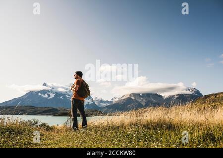 Uomo in piedi al Lago Pehoe nel Parco Nazionale Torres del Paine, Cile Patagonia, Sud America Foto Stock