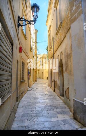 Questa antica strada si trova nella città maltese di Mdina, sull'isola di Malta. Foto Stock