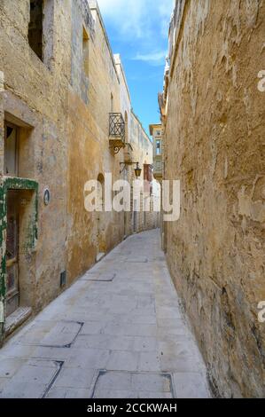 Strada stretta nell'antica città maltese di Mdina sull'isola di Malta. Foto Stock