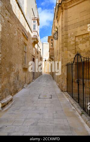 Strada senza traffico nell'antica città maltese di Mdina Sull'isola di Malta Foto Stock