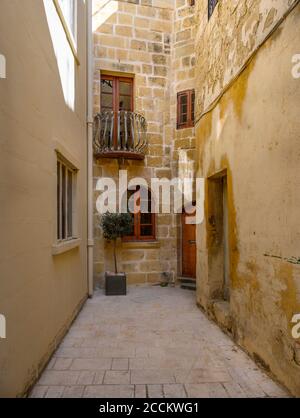 Tranquillo quartiere residenziale nell'antica città maltese di Mdina sull'isola di Malta. Foto Stock