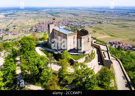 Germania, Renania-Palatinato, Neustadt an der Weinstrasse, vista in elicottero sul Castello di Hambach in estate Foto Stock