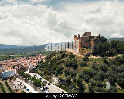 Alto in alto fotografia drone punto di vista delle rovine del castello di Montesa situato sulla collina contro il cielo nuvoloso, comune nella comarca o Foto Stock