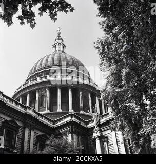 Anni '50, vista storica da questa epoca della cupola sulla cima della Cattedrale di St Paul, Londra, Inghilterra, Regno Unito, un edificio che è sopravvissuto al blitz nella seconda guerra mondiale. Per raggiungere la cupola, sono necessari circa 528 gradini, in quanto è alta circa 350 metri. Una delle strutture più grandi al mondo, la cupola di San Paolo pesa quasi 65,000 tonnellate ed è una struttura a tre cupola unica; una cupola interna decorata, una cupola centrale costruita in mattoni (e in gran parte inosservata) per la resistenza e il sostegno, e la cupola esterna vista qui. Foto Stock