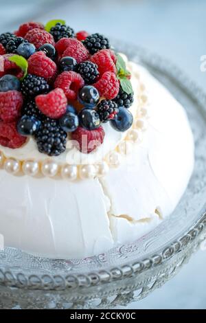 Torta Pavlova. Dessert per colazione. Foto Stock