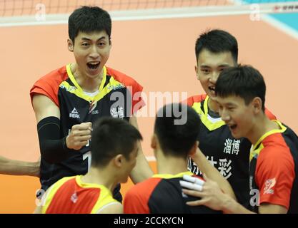 Qinhuangdao, provincia cinese di Hebei. 23 agosto 2020. I giocatori della squadra di Shandong celebrano il punteggio durante la partita di gruppo F tra Pechino e Shandong alla lega di pallavolo maschile cinese 2019/2020 a Qinhuangdao, provincia di Hebei, 23 agosto 2020. Credit: Yang Shiyao/Xinhua/Alamy Live News Foto Stock