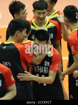 Qinhuangdao, provincia cinese di Hebei. 23 agosto 2020. I giocatori della squadra di Shandong festeggiano il punteggio dopo la partita di gruppo F tra Pechino e Shandong alla lega di pallavolo maschile cinese 2019/2020 a Qinhuangdao, provincia di Hebei, 23 agosto 2020. Credit: Yang Shiyao/Xinhua/Alamy Live News Foto Stock