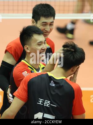 Qinhuangdao, provincia cinese di Hebei. 23 agosto 2020. I giocatori della squadra di Shandong celebrano il punteggio durante la partita di gruppo F tra Pechino e Shandong alla lega di pallavolo maschile cinese 2019/2020 a Qinhuangdao, provincia di Hebei, 23 agosto 2020. Credit: Yang Shiyao/Xinhua/Alamy Live News Foto Stock