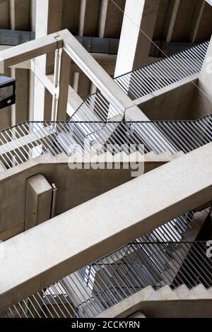 Scale in cemento su una scala in uno stadio, architettura Foto Stock