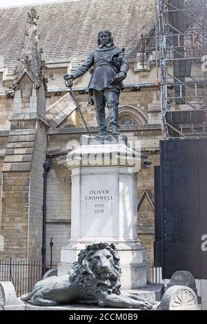 Oliver Cromwell Monument, Londra, 2020. Il monumento si trova all'interno dei terreni della Casa dei Comuni ed è un famoso monumento classificato di grado II Foto Stock