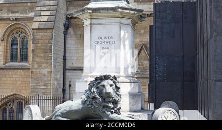 Oliver Cromwell Monument, Londra, Regno Unito, 2020. Il Leone seduto sotto il monumento si trova accanto alla Casa dei Comuni, è stato il Signore protettore o Foto Stock