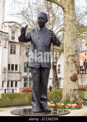 Statua di Nelson Mandela, Parliament Gardens, Londra 2020. Una scultura di bronzo dell'ex presidente del Sudafrica e attivista anti-apartheid era unv Foto Stock