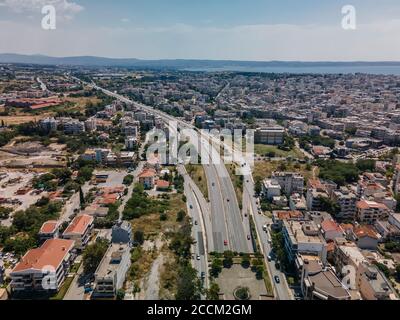 Thessaloniki, Grecia aereo drone vista paesaggio della città strada traffico su più corsie avenue.Day top panorama della città europea con le principali autostrade e auto Foto Stock