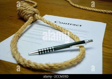 Contratto con penna e corda legato in hangmans cappio. Contratto di strangolamento, accordo sleale. Testo Lorum Ipsum Foto Stock