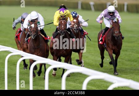 A la Voile guidato dal fantino Ryan Moore (davanti a sinistra) sulla strada per vincere l'handicap di Betway Fillies all'ippodromo di Sandown Park. Foto Stock