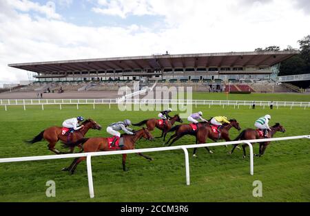 A la Voile guidato dal fantino Ryan Moore (a destra) sulla strada per vincere l'handicap di Betway Fillies all'ippodromo di Sandown Park. Foto Stock