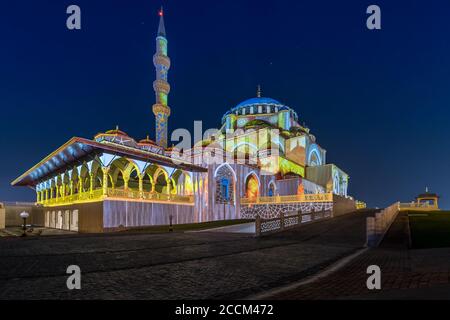 Bellissimo scatto della moschea illuminata di al Noor a Sharjah, Emirati Arabi Uniti Foto Stock