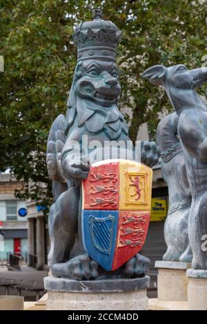 Una statua di leone che indossa una corona e tiene un cappotto di armi come parte della statua giubilare d'argento delle regine Nel centro di Portsmouth Foto Stock