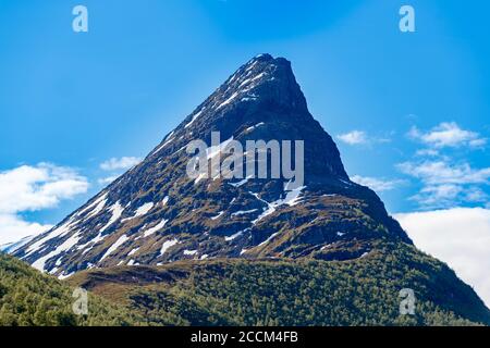 GEIRANGER, NORVEGIA - 2016 GIUGNO 13. Montagna Grinddalsnibba a Geiranger Foto Stock