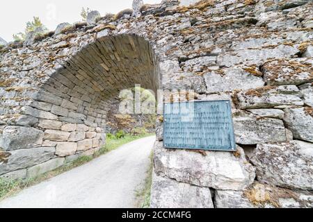 GEIRANGER, NORVEGIA - 2016 GIUGNO 13. Architettura ponte Knuten a Geiranger Foto Stock