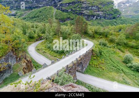 GEIRANGER, NORVEGIA - 2016 GIUGNO 13. Strada panoramica norvegese Knuten a Geiranger. Foto Stock