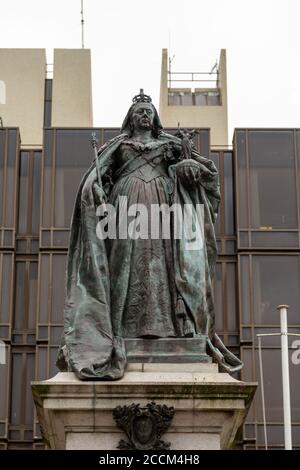 La statua della Regina Vittoria nella piazza guildhall in Centro di Portsmouth Foto Stock