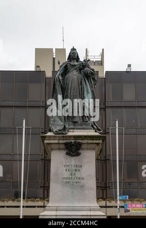 La statua della Regina Vittoria nella piazza guildhall in Centro di Portsmouth Foto Stock