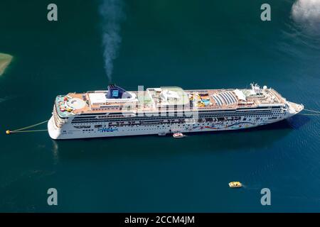 GEIRANGER, NORVEGIA - 2016 GIUGNO 13. La nave da crociera Norwegian Star all'interno del fiordo norvegese. Foto Stock