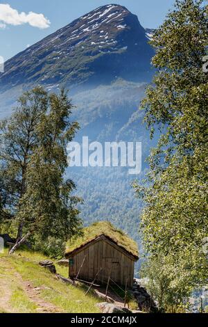 GEIRANGER, NORVEGIA - 2016 GIUGNO 13. Vecchia casa di legno nella natura a Geiranger. Foto Stock