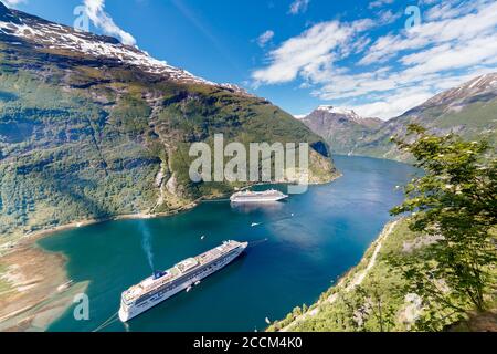 GEIRANGER, NORVEGIA - 2016 GIUGNO 13. Due navi da crociera all'interno del fiordo di Geiranger Foto Stock