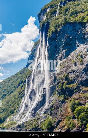 GEIRANGER, NORVEGIA - 2016 GIUGNO 14. Cascata di sette Sorelle su Geirangerfjord, Norvegia. Si compone di sette torrenti separati, e il più alto degli s. Foto Stock