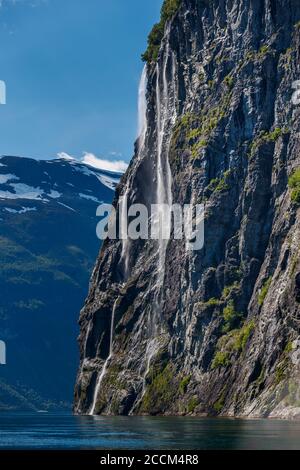 GEIRANGER, NORVEGIA - 2016 GIUGNO 14. La cascata delle sette sorelle sopra Geirangerfjord, situata vicino al villaggio di Geiranger, Norvegia. Foto Stock