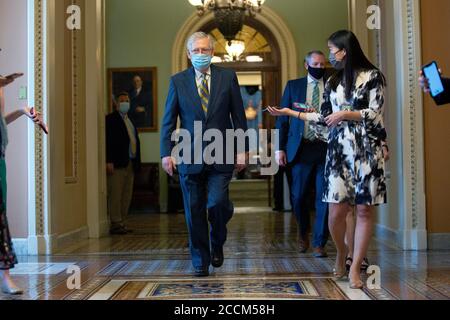 -Washington, Distretto di Columbia - 20200723 Mark Meadows, Assistente del Presidente e Capo dello Stato maggiore, e Segretario del Tesoro degli Stati Uniti Steven T. Mnuchin parlano con i membri dei media dopo un incontro con il leader della maggioranza del Senato Mitch McConnell (Repubblicano del Kentucky). La Casa Bianca ha raggiunto un accordo con i legislatori sul prossimo pacchetto di aiuti Coronavirus, che non includerà una vacanza fiscale sui salari. Mitch McConnell è anche visto a piedi le vie di passaggio. -PICTURED: Mitch McConnell -PHOTO by: Stefani Reynolds/CNP/startraksphoto.com -072320 mcconnell-capitol 006 This is a Foto Stock