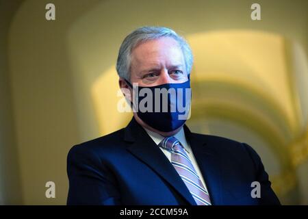 -Washington, Distretto di Columbia - 20200723 Mark Meadows, Assistente del Presidente e Capo dello Stato maggiore, e Segretario del Tesoro degli Stati Uniti Steven T. Mnuchin parlano con i membri dei media dopo un incontro con il leader della maggioranza del Senato Mitch McConnell (Repubblicano del Kentucky). La Casa Bianca ha raggiunto un accordo con i legislatori sul prossimo pacchetto di aiuti Coronavirus, che non includerà una vacanza fiscale sui salari. Mitch McConnell è anche visto a piedi le vie di passaggio. -PICTURED: Mark Meadows -PHOTO by: Stefani Reynolds/CNP/startraksphoto.com -072320 meadows-mnuchin 011 This is an edit Foto Stock