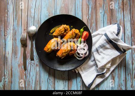 Vista dall'alto dei gamberi su un piatto con salse insalata di verdure Foto Stock