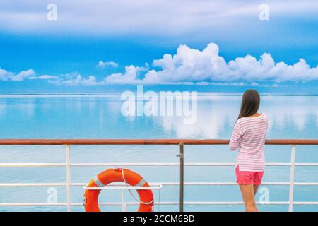 Nave da crociera di lusso donna di viaggio sul ponte che guarda via a Tahiti. Tranquillo paesaggio di acqua oceanica. Vacanze turistiche in Polinesia francese Foto Stock