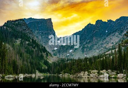 Dream lago Colorado incendi selvaggi, cenere nel cielo Foto Stock