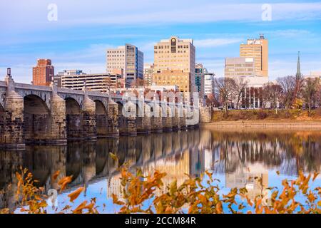 Harrisburg, Pennsylvania, USA, skyline sul fiume Susquehanna con fogliame autunnale. Foto Stock