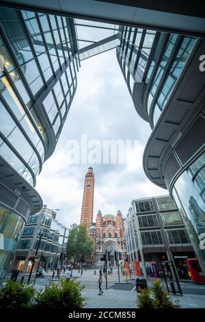 LONDRA, il centro commerciale Cardinal Place e lo sviluppo degli uffici con la Cattedrale di Westminster sullo sfondo Foto Stock