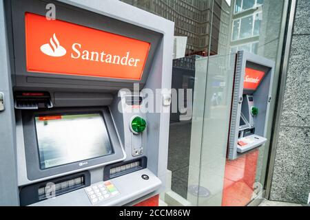 LONDRA- Santander Cash Machine nella filiale ovest di Londra- un inglese banca di proprietà del gruppo spagnolo Santander Foto Stock